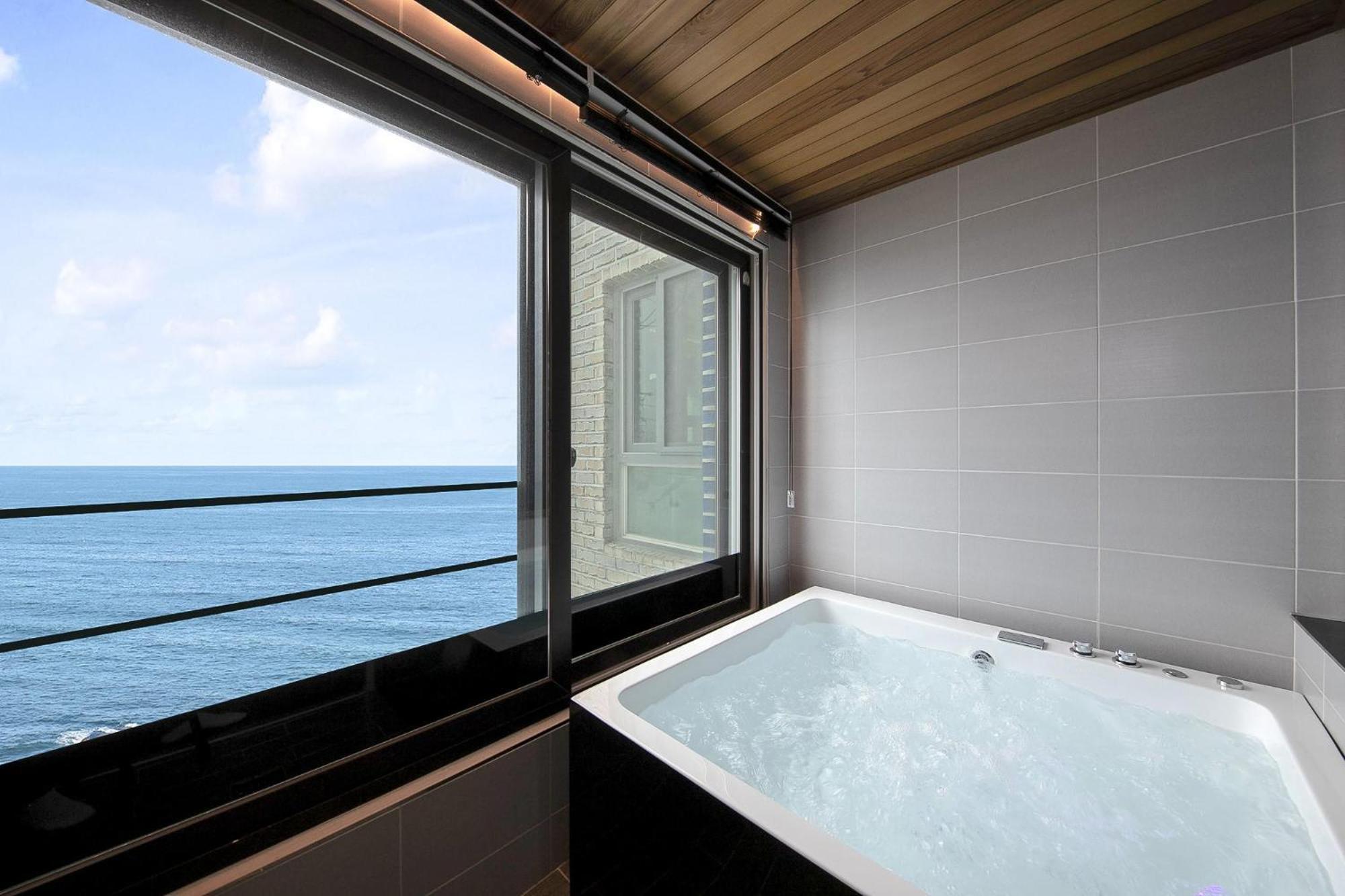 Gangneung The Ciel Spa Pension Rom bilde